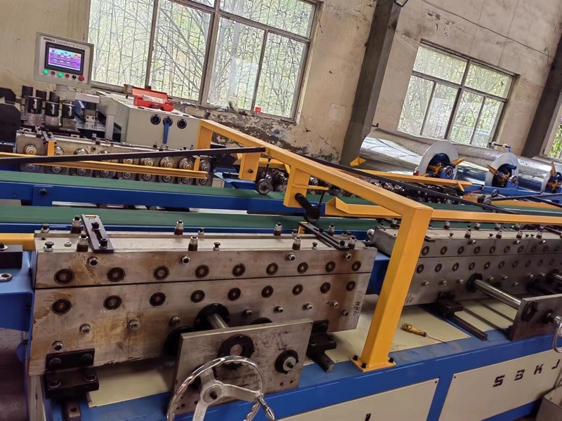 共板法蘭打孔自動生產(chǎn)線